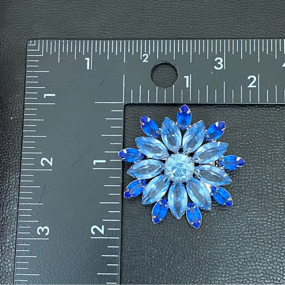 Vintage Unsigned Juliana 2-tone Blue Rhinestones Open Back Flower Brooch 13.7g - Picture 10 of 11